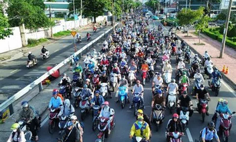 Ùn xe, va chạm giao thông ngày đầu cấm ô tô qua cầu cửa ngõ TPHCM