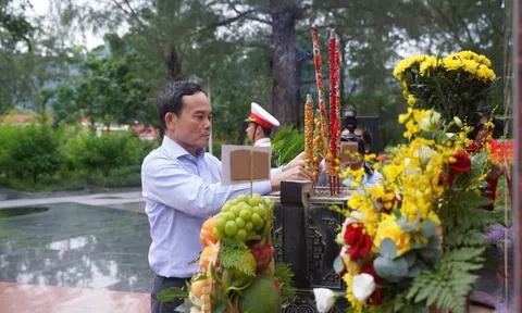 Bí thư Thành ủy TP HCM Trần Lưu Quang tri ân các Anh hùng liệt sĩ, đồng bào yêu nước tại Côn Đảo