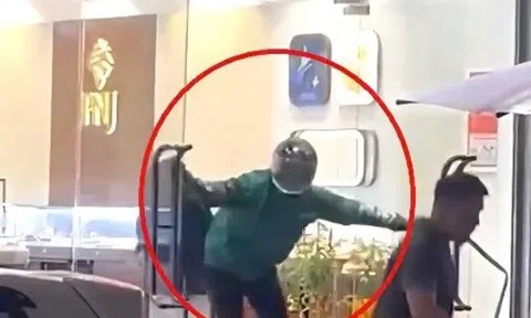 Nam thanh niên mặc áo Grab, cầm búa xông vào cướp tiệm vàng ở Đà Nẵng