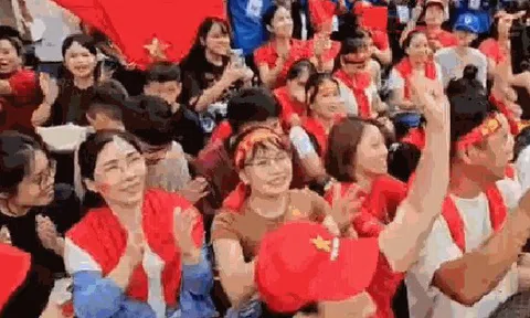 VIDEO: Người dân đội mưa chờ xem diễu binh A80, hát vang quốc ca