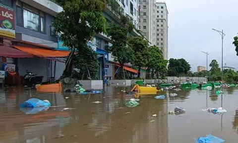 Chung cư ở Hà Nội thành 'ốc đảo' sau mưa lớn, loạt ô tô dưới hầm bị nước bủa vây