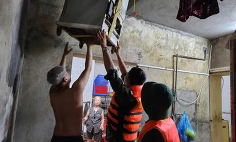 Nước sông Hồng tràn vào nhà, người dân Lào Cai ôm đồ đạc chạy trong đêm