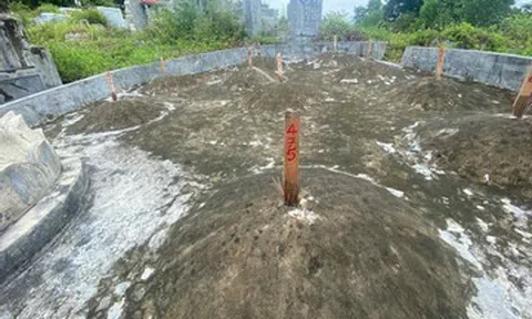 Cọc gỗ đóng thẳng xuống hàng loạt ngôi mộ, người dân bức xúc