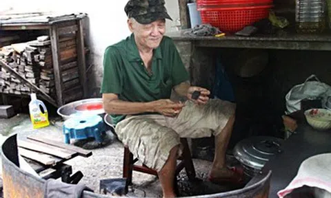 Quán bánh xèo độc lạ của vợ chồng cùng tên, khách muốn ăn phải chờ nhóm bếp