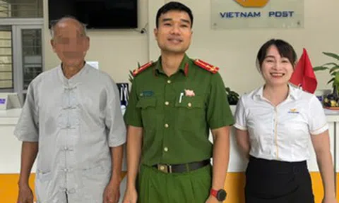 Thấy cụ ông rút sạch tiền tiết kiệm, nữ nhân viên Hà Nội linh cảm điều lạ