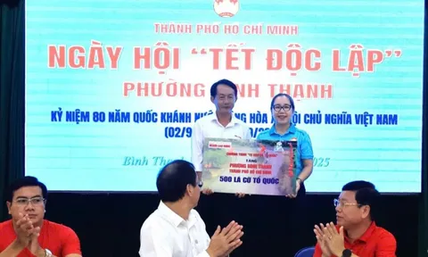 Báo Người Lao Động tặng cờ Tổ quốc cho phường Bình Thạnh