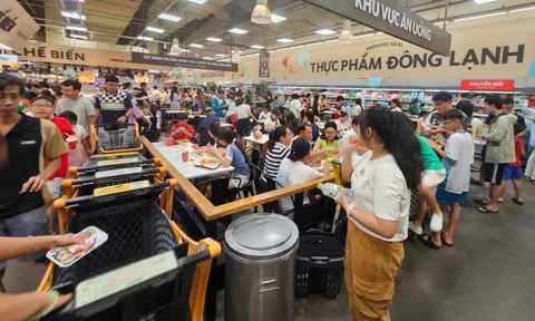 Đông đảo khách chen chân trong siêu thị, trung tâm thương mại TP.HCM ngày đầu nghỉ lễ 2-9
