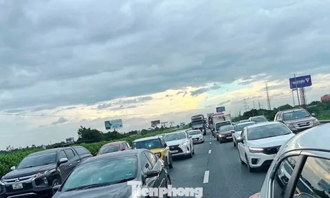 Phương tiện tăng gấp 2 - 3 lần, cửa ngõ Hà Nội và cao tốc ùn tắc kéo dài
