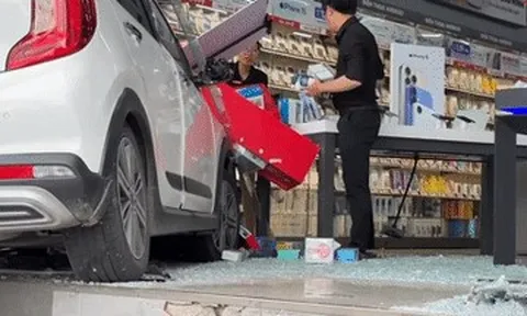 Ô tô do nữ tài xế điều khiển lao thẳng vào cửa hàng CellphoneS
