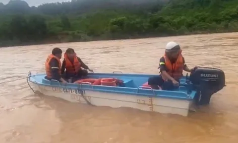 CLIP: Nghẹt thở giải cứu 5 người mắc kẹt gần 2 ngày vì lũ chia cắt