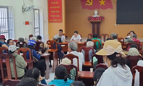 Nha Trang: Nhiều người dân gặp khó khi nhận quà 100.000 đồng