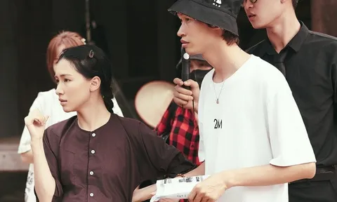Stylist kể chuyện ngâm áo bằng nước trà cho Hòa Minzy trong MV đang gây sốt