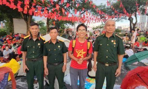 Nam sinh viên đạp xe 30 ngày từ TP HCM ra Hà Nội xem diễu binh A80