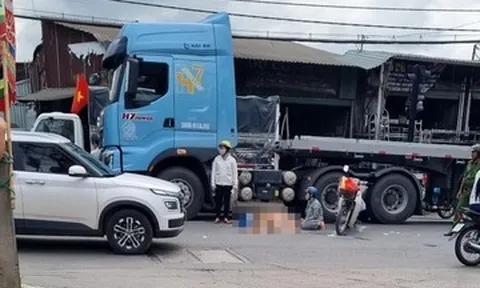 Va chạm xe máy và container, người phụ nữ tử vong, thân nhân ngã quỵ tại hiện trường