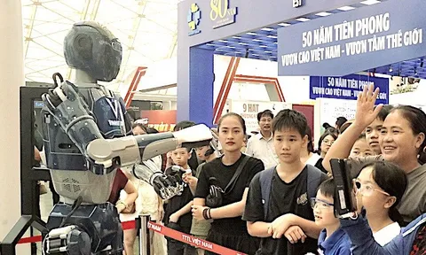 Người dân trầm trồ trước giàn khoan trên biển, đường tải điện xuyên Bắc Nam, robot biết nói