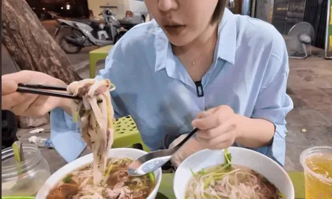 Món quen thuộc ở Hà Nội khiến khách Hàn Quốc gọi liền 2 suất để "đã thèm"