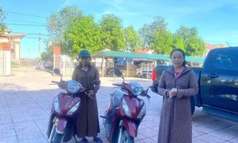 Trùng hợp khó tin: Hai phụ nữ cùng tuổi dắt nhầm xe máy giống hệt nhau