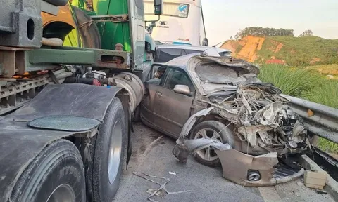 5 ô tô va chạm liên hoàn trên cao tốc Cao Bồ - Mai Sơn