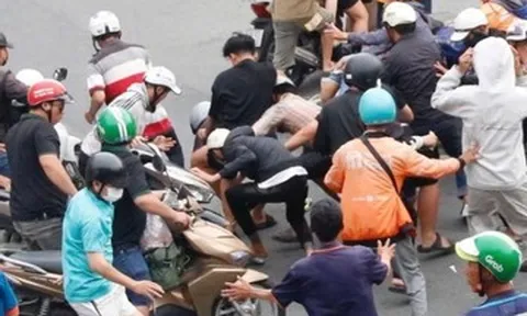 Cảnh tượng hàng chục thanh niên dùng vợt hứng tiền gây náo loạn cả khu phố