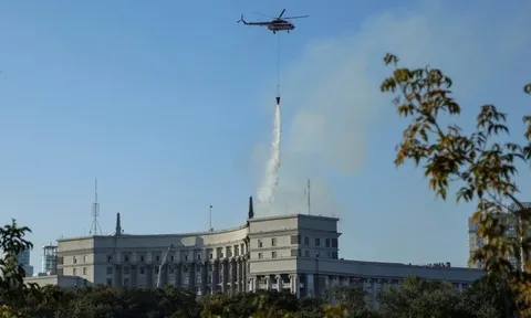Nga không kích trúng tòa chính phủ Ukraine ở thủ đô Kiev