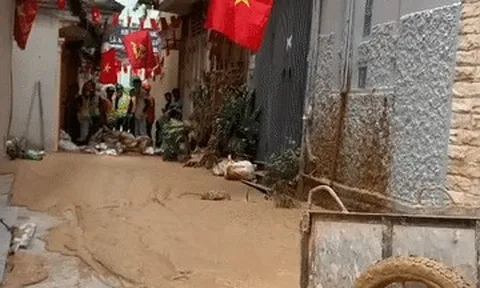 Bùn lại phun tràn 20m ở phố Giang Văn Minh, Hà Nội