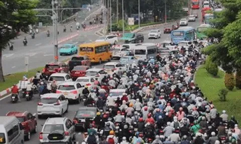 Cửa ngõ TPHCM 'chết đứng', nghìn người 'chôn chân' trong khói bụi sáng đầu tuần