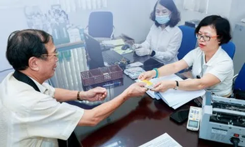 Đóng BHXH 20 năm nhưng chưa đủ tuổi hưu, người lao động có quyền chọn chế độ nào?