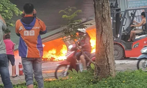 Kho hàng bốc cháy ngùn ngụt trong mưa ở TP HCM