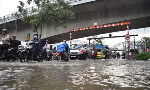 Triều cường kết hợp mưa gây ngập, người dân TP.HCM bì bõm giờ tan tầm