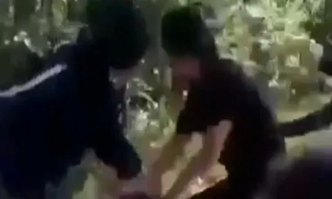 Clip nữ sinh bị nhóm bạn dùng mũ bảo hiểm, tay chân đánh liên tiếp vào đầu, mặt