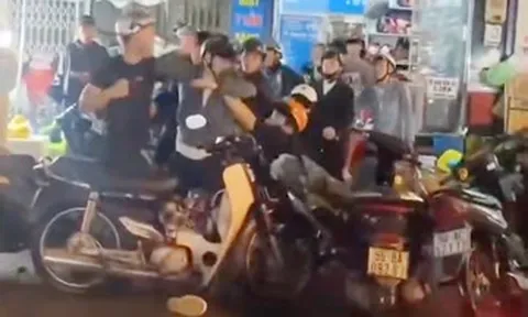 Xác minh clip đôi nam nữ bị hàng chục thanh niên đánh hội đồng giữa phố