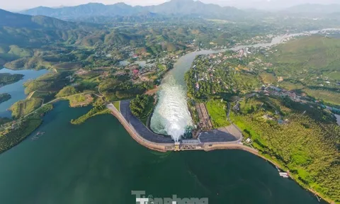 Thủy điện Thác Bà xả lũ