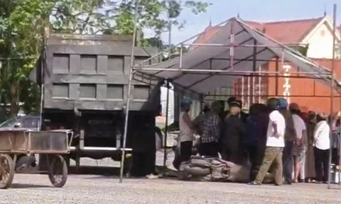 Va chạm với xe tải, 2 vợ chồng thương vong