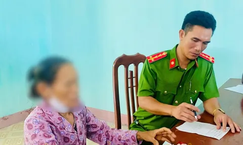 Cụ bà 72 tuổi mang 120 triệu đồng đến công an xã nhờ chuyển cho "công an rởm"