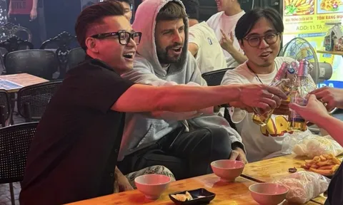 Gerard Pique uống bia, ăn nem chua rán ở Hà Nội