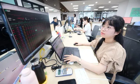 Khối tự doanh công ty chứng khoán ồ ạt 'xả hàng' trên HNX