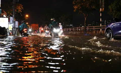 Mưa lớn kết hợp triều cường, đường Trần Xuân Soạn ngập sâu