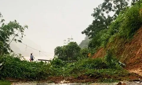 Đường vào Làng Nủ xảy ra sạt lở, ngập úng
