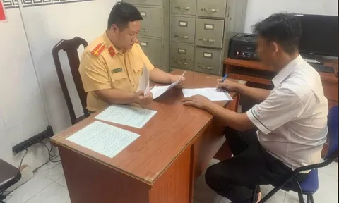 Xử phạt tài xế "cả gan" leo dải phân cách ở TP HCM