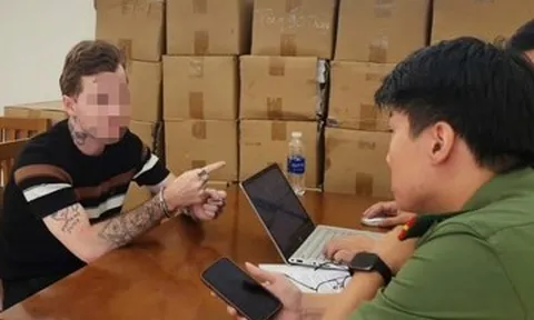Người đàn ông ngoại quốc rút súng 'dằn mặt' đối thủ trong quán bar