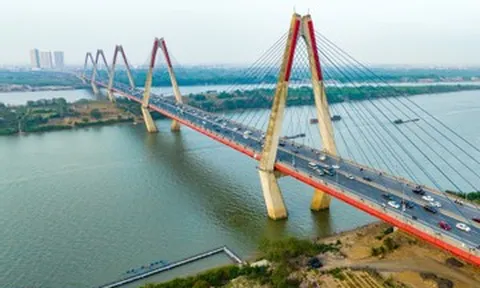 Hà Nội: Rào chắn toàn bộ cầu Nhật Tân để lắp đặt giá long môn