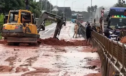Lũ cát đỏ tràn xuống quốc lộ 1 dày nửa mét, giao thông ùn tắc nhiều giờ