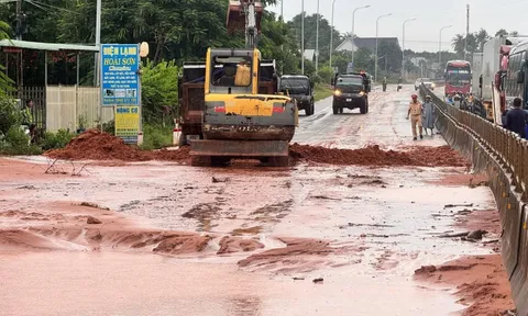 Lũ cát đỏ tràn xuống Quốc lộ 1, giao thông ách tắc