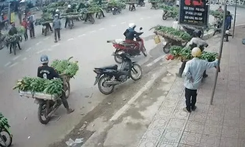 Clip xe tải mất lái lao thẳng vào chợ khiến 12 người thương vong