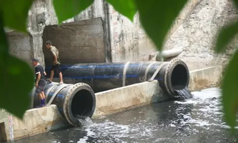 Hà Nội muốn đặt chậu cây che các cửa xả trên sông Tô Lịch