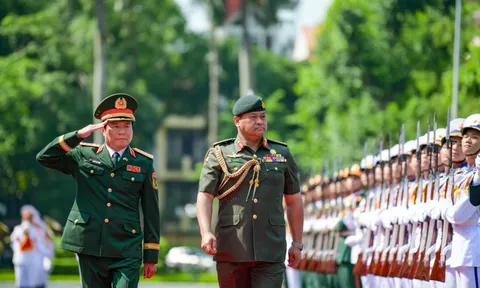 Đại tướng Nguyễn Tân Cương hội đàm với Tư lệnh Quân đội Hoàng gia Brunei