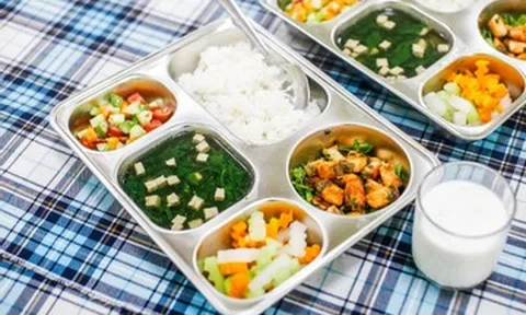 Chủ tịch Hà Nội yêu cầu kiểm tra, xử lý hiệu trưởng vi phạm sau tin 'rau trôi nổi phù phép'