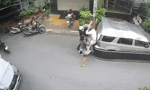 Thanh niên bị 2 đối tượng đánh tới tấp, cô gái đi cùng lao vào can ngăn