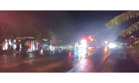 CLIP: Xe tải rời khỏi hiện trường sau khi tông xe máy khiến 2 người thương vong