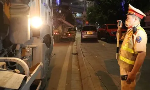 CSGT đang làm nhiệm vụ điều tiết giao thông không được dừng xe, xử lý vi phạm